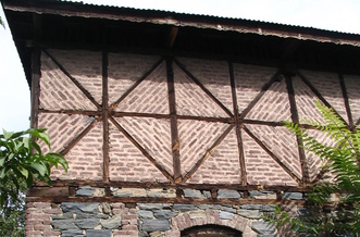 Dhajji Dewari construction in Kashmir, India (D. Rai)